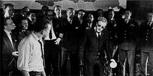 Dal film di S. Kubrick il "Dottor Stranamore: ovvero come imparai a non preoccuparmi e ad amare la bomba" (1963): scena in cui Stranamore galvanizzato dal suo piano si alza dalla sedia a rotelle...