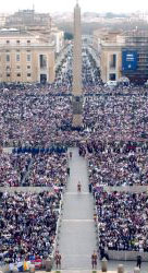 Particolare di piazza San Pietro il giorno di Pasqua