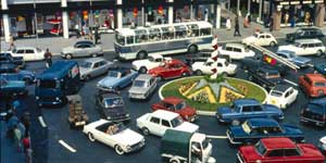 Un'immagine del film "Monsieur Hulot nel caos del traffico" (Trafic, Jacques Tati, 1971)