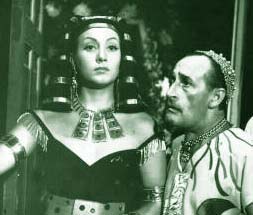 Marisa Merlini (la baronessa von Krapfen) e Totò in "L'imperatore di Capri", regia di Luigi Comencini
