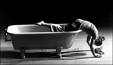 Solo mit Sofa, coreografia di Reinhild Hoffmann