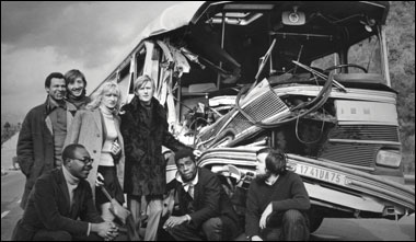 Nino Ferrer e il suo gruppo dopo l'incidente sull'autosole del pullman che portava la band in tour.