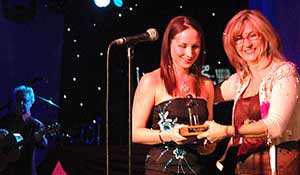 Julie Fowlis riceve l'Horizon Award da Lesley Garrett