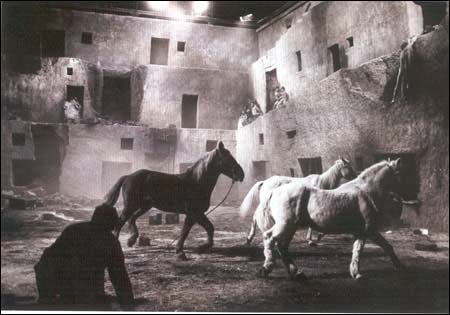 T. Secchioli: Foto di scena durante le riprese del Fellini Satyricon di Federico Fellini, 1969. Museo di Storia della Fotografia Fratelli Alinari - archivio TEAM, Firenze 