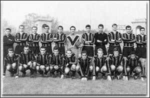 Helenio Herrera al centro della foto con la squadra dello scudetto