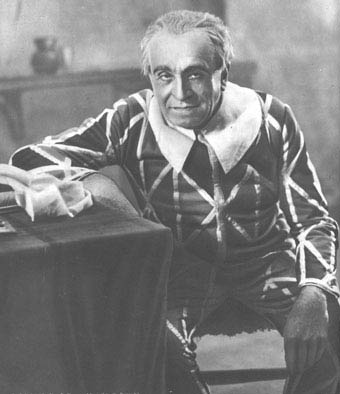 Il Brillante. Antonio Gandusio ricrea, a partire dalla versione arcaica del ruolo, la sua personale maschera. Qui in ''Arlecchino'' di Giuseppe Adami andato in scena al Lirico di Milano nel gennaio 1935.