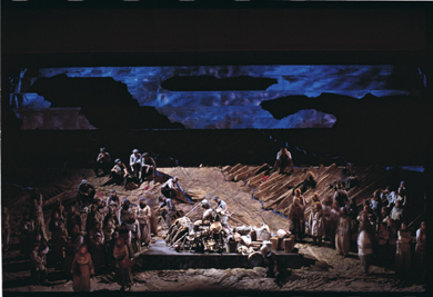 Teneke di Fabio Vacchi (2007) - scenografia di Arnaldo Pomodoro (foto di Carlo Orsi)
