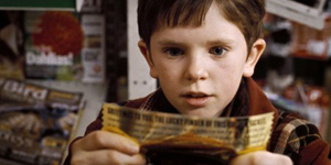 Freddie Highmore in "La fabbrica del cioccolato"