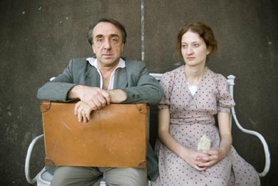 Silvio Orlando e Alba Rohrwacher in una scena del film Il pap&agrave; di Giovanna
