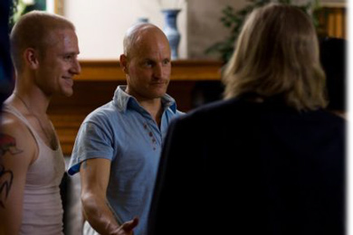 Ben Foster e Woody Harrelson in una scena del film