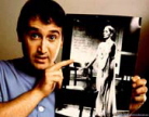 Benigno (Javier C&aacute;mara) mostra una foto di Pina Bausch