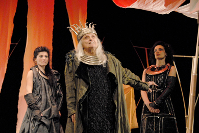 Goneril (  ), Re Lear (Giusi Merli) e Regana (