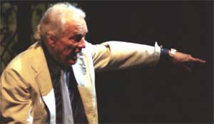 Giorgio Albertazzi in Il mondo di Mr. Peters