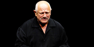 Steven Berkoff in una scena