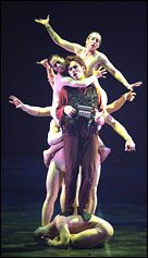 Stephan Genz (Papageno), Pilobolus Dance Theatre, foto R. Ricci