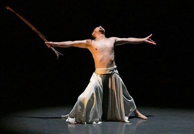 Un momento della coreografia A deal with instinct &copy; Tes Osaka
