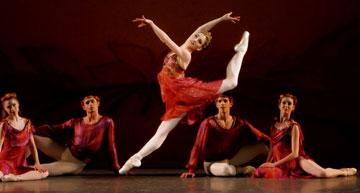 Ashley Bouder in <i>The Four Seasons</i> (foto di Paul Kolnik)