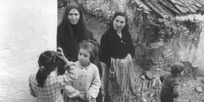Pisticci. Donne e bambini nel Rione Dirupo