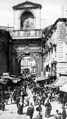 Napoli, Mercato a Porta Capuana, 1900 circa. Archivi Alinari- Fratelli Alinari Firenze