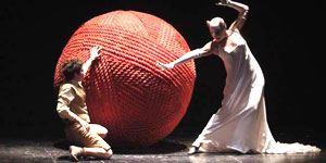 Laura Polverelli e Gabriella Sborgi in L'Enfant et les sortil&egrave;ges