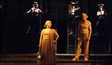 Lorna Windsor e Mattew Spender in ''The Flood''