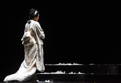 Madama Butterfly. Goro (Roberto Covatta) e F.B. Pinkerton
(Stefano Secco) in una scena del III atto. (C) Marco Borrelli