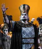Una scena dello spettacolo visto al Teatro dell'Opera di Roma © Fabrizio Sansoni