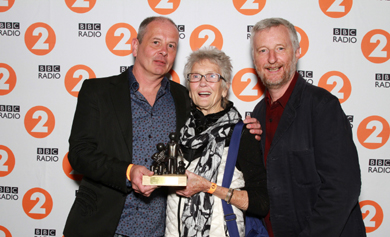 Peggy Seeger con Ian Mac Coll e Billy Bragg durante la premazione. Foto di Brian Tarr.