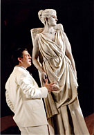 Ron Li-Paz (Whitelaw Savory) e Karen Coker (Venus)