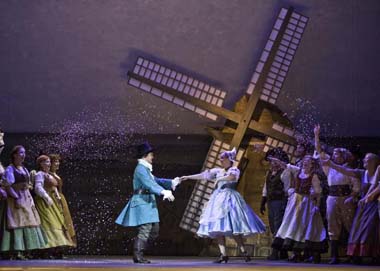 Una scena dello spettacolo. Foto di Rupert Larl