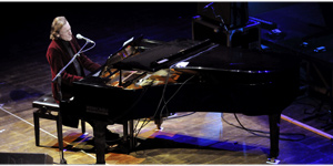 Jack Bruce al piano &copy; Walter de Laurentiis