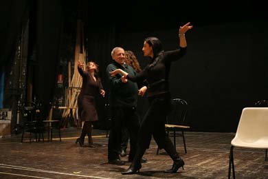 Un momento delle prove: Roberto De Simone e i cantanti